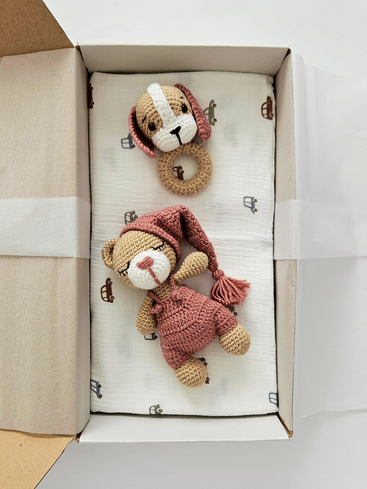 set cadou pentru bebelusi care include muselina figurina crosetat pe inel de lemn si ursulet crosetat dusty pink / beige