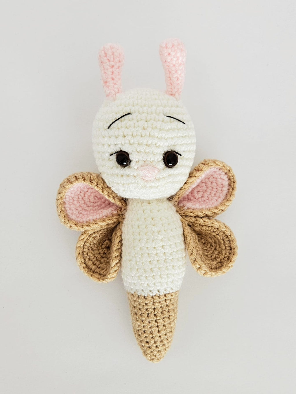 Fluturas crosetat multicolor, realizat de Misina's Store – jucarie decorativa pentru copii