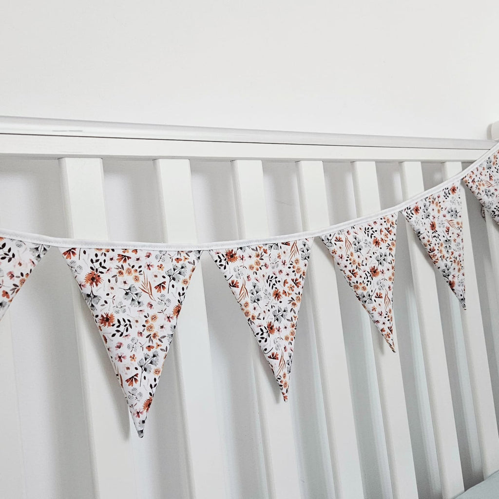 Ghirlanda decorativa din bumbac cu imprimeu Flowers, utilizata in decor camera copilului, realizata de Misina's Store