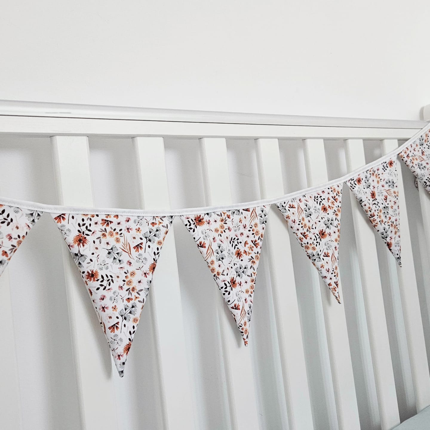 Ghirlanda decorativa din bumbac cu imprimeu Flowers, utilizata in decor camera copilului, realizata de Misina's Store