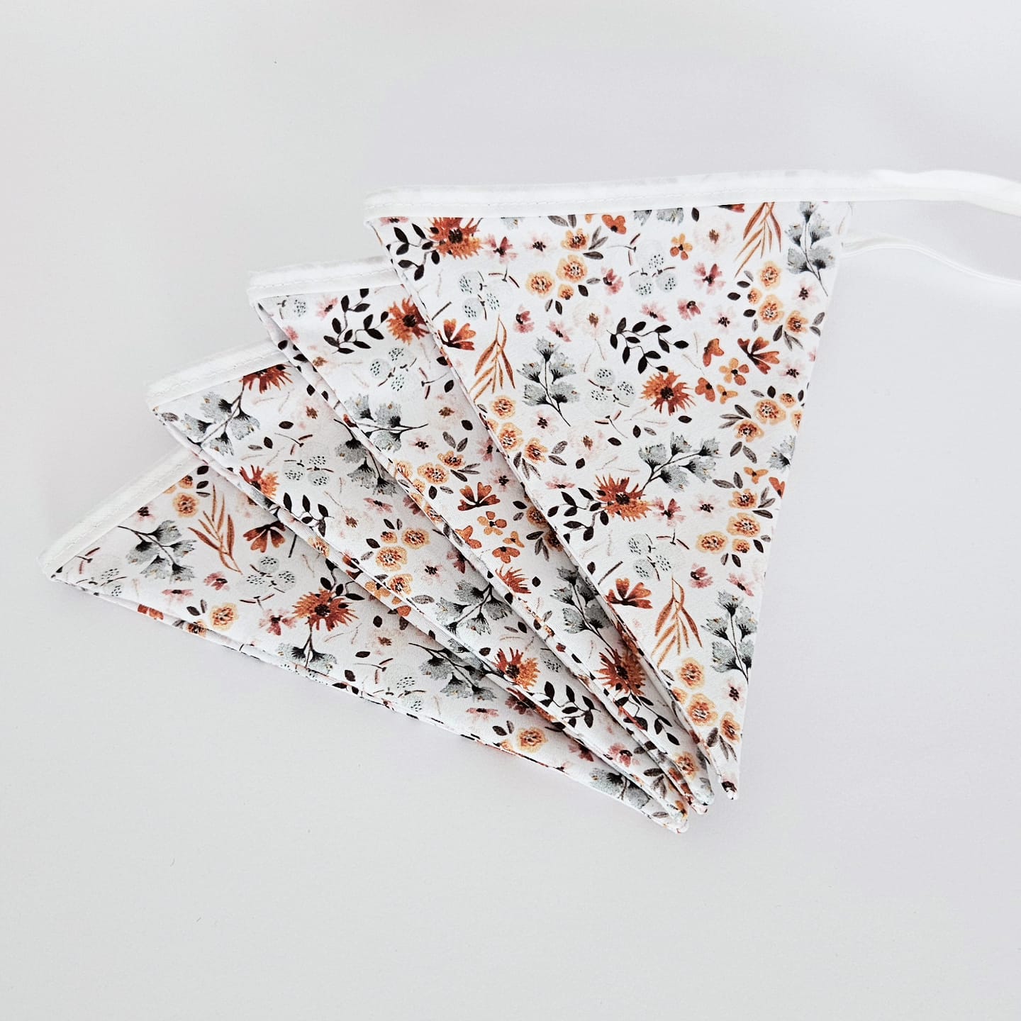 Ghirlanda decorativa din bumbac cu imprimeu Flowers, realizata de Misina's Store – vedere completa