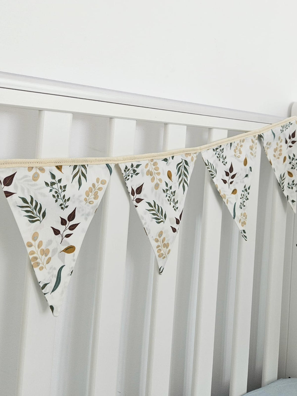 Ghirlanda decorativa Autumn Flowers utilizata in decor camera copilului, realizata de Misina's Store