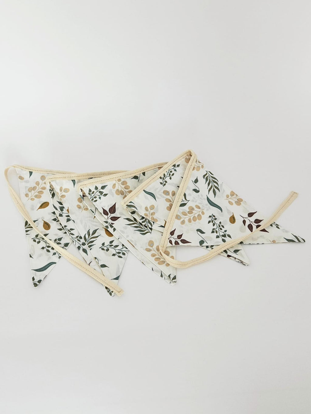 Detaliu flori pe ghirlanda decorativa Autumn Flowers, realizata de Misina's Store