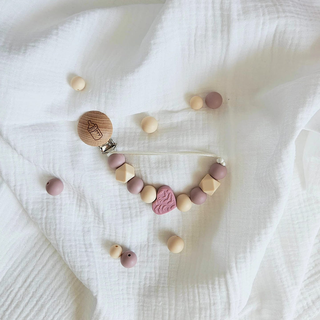 Clips lantisor pentru suzeta cu bile din silicon inima roz