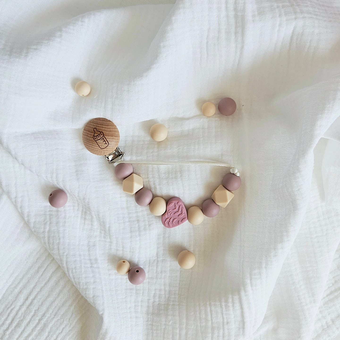 Clips lantisor pentru suzeta cu bile din silicon inima roz