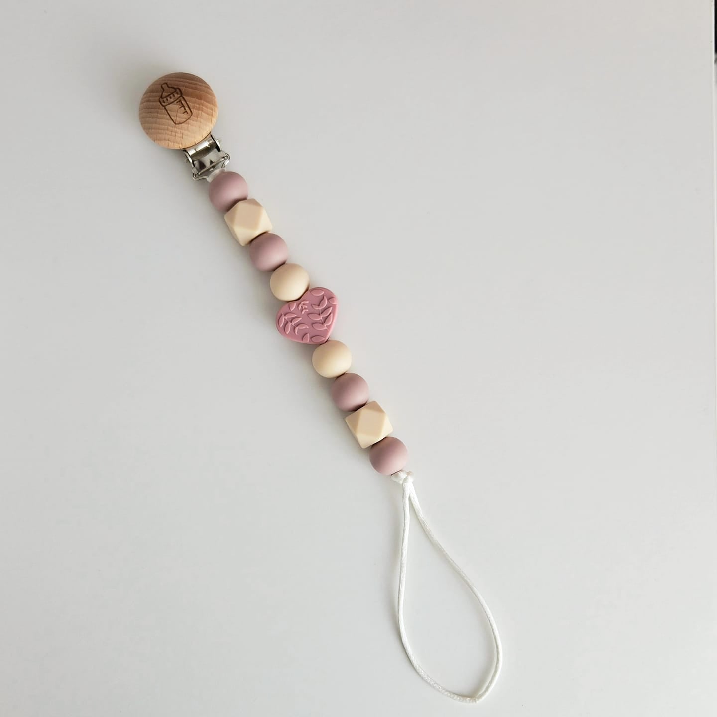 Clips lantisor pentru suzeta cu bile din silicon inima roz