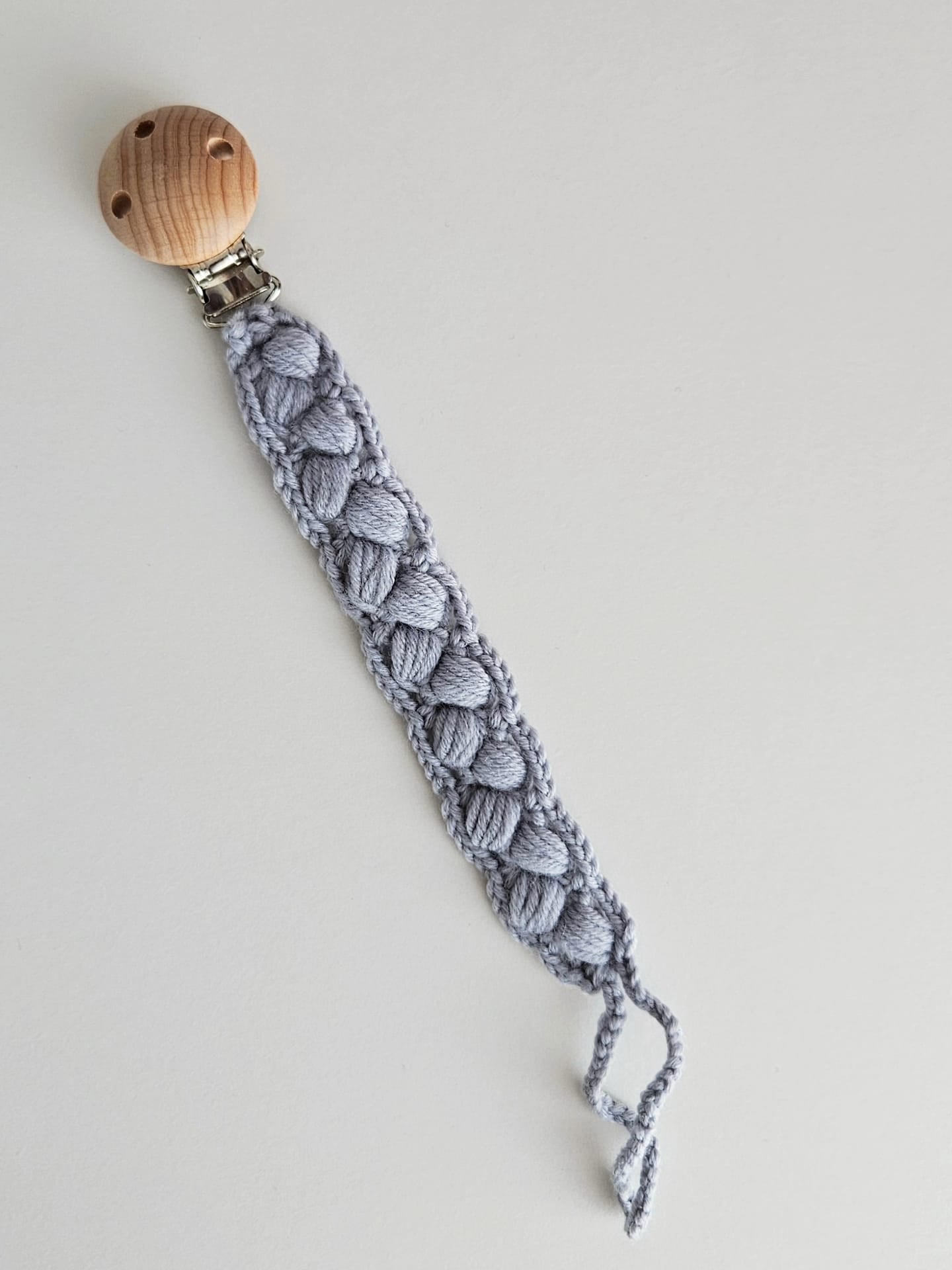 Clips lantisor pentru suzeta crosetat bleu