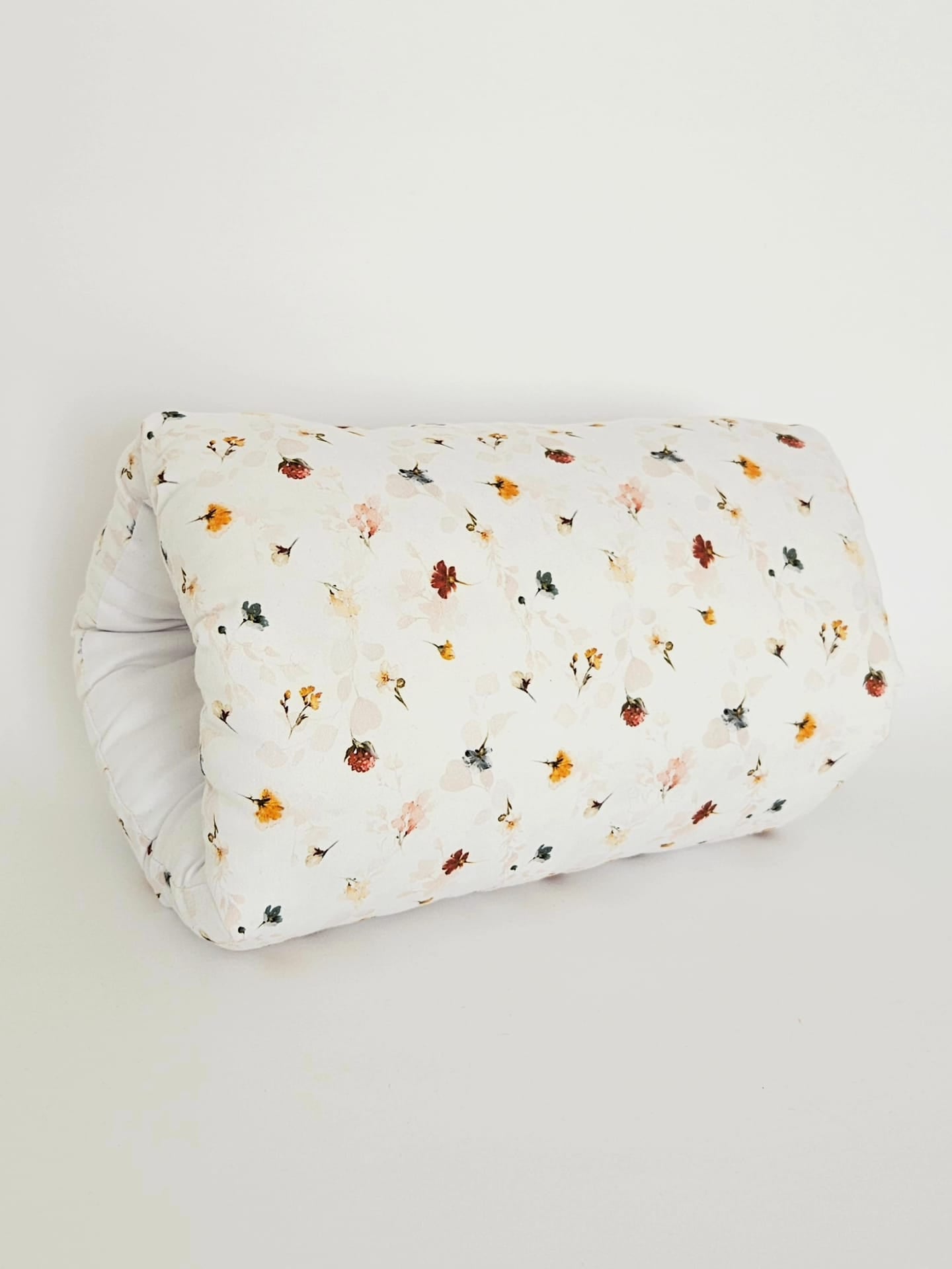 Manson de alaptare handmade din bumbac alb cu imprimeu floral in nuante calde.