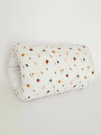 Manson de alaptare handmade din bumbac alb cu imprimeu floral in nuante calde.