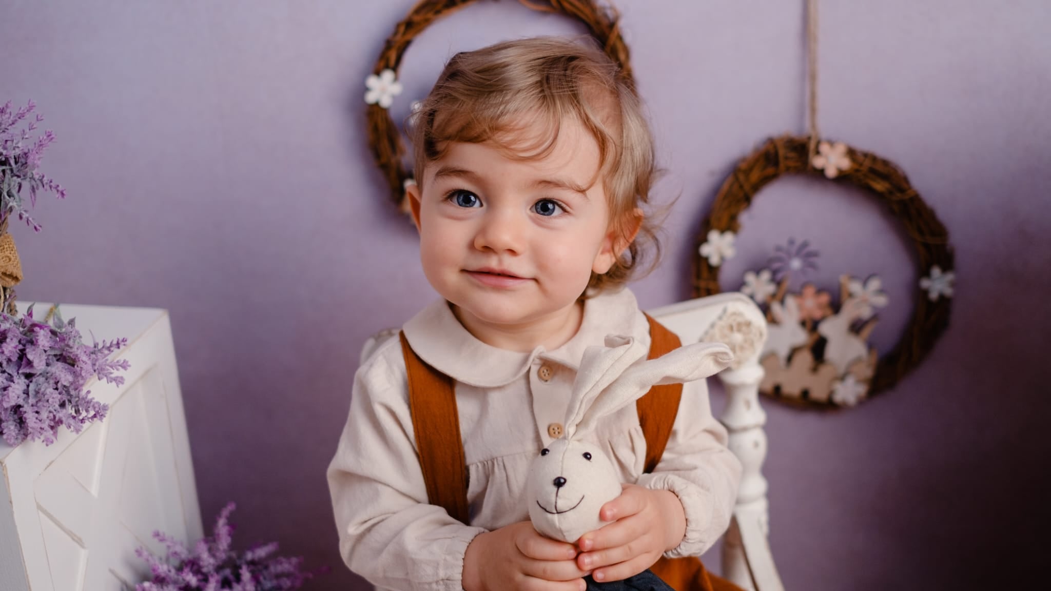 Bebelus fericit infasurat intr-un produs handmade pentru copii – paturi si accesorii create cu drag