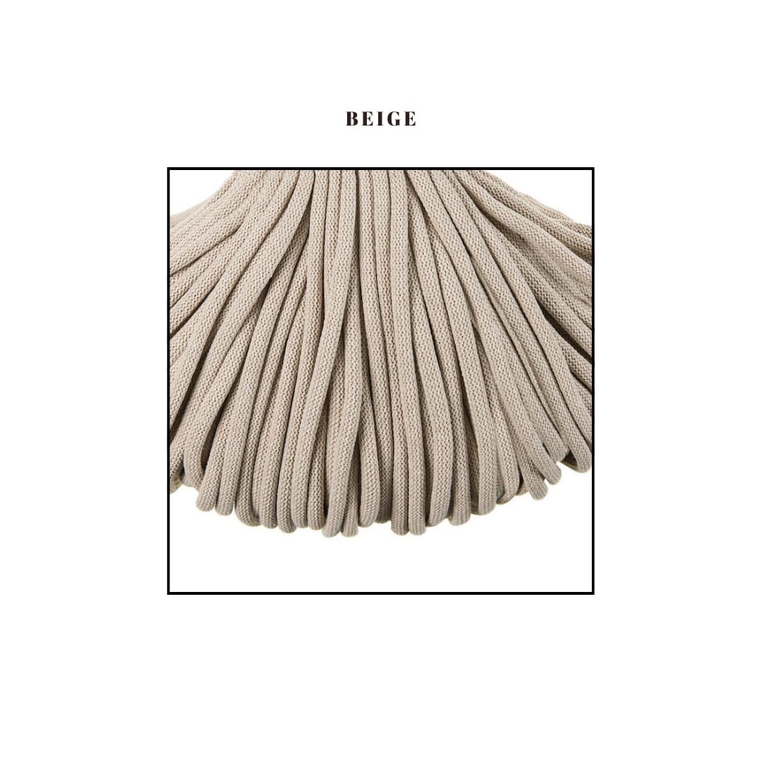 Fir textil de culoare beige, gros si moale, ideal pentru cosuri crosetate premium pentru bebelusi. Textura densa si uniforma, potrivita pentru produse handmade de calitate.