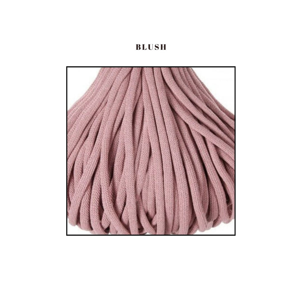 Fir textil de culoare blush, gros si moale, ideal pentru cosuri crosetate premium pentru bebelusi. Textura densa si uniforma, potrivita pentru produse handmade de calitate.