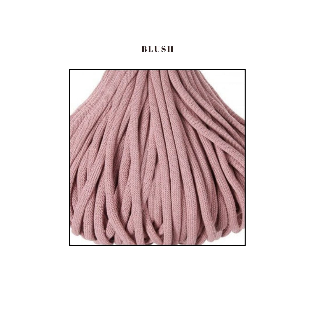 Fir textil de culoare blush, gros si moale, ideal pentru cosuri crosetate premium pentru bebelusi. Textura densa si uniforma, potrivita pentru produse handmade de calitate.