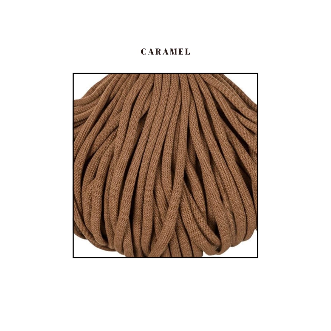 Fir textil de culoare caramel, gros si moale, ideal pentru cosuri crosetate premium pentru bebelusi. Textura densa si uniforma, potrivita pentru produse handmade de calitate.