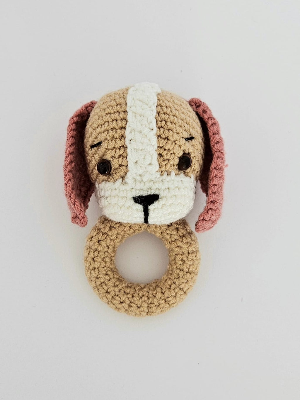 Catelus crosetat handmade pe inel de lemn, realizat din bumbac bej, alb si roz pudrat.