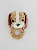 Catelus crosetat handmade pe inel de lemn, realizat din bumbac bej, alb si roz pudrat.