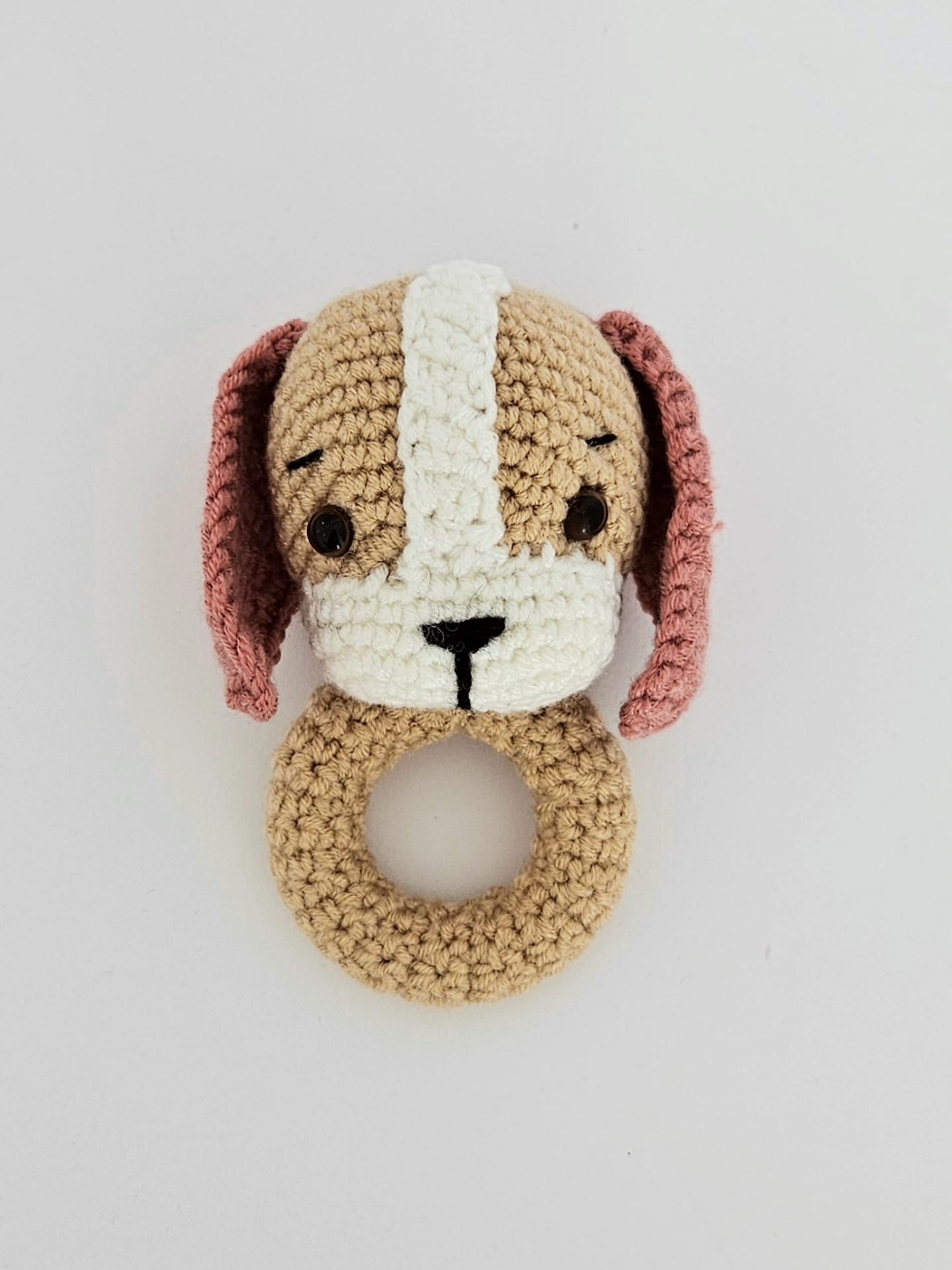 Catelus crosetat handmade pe inel de lemn, realizat din bumbac bej, alb si roz pudrat.