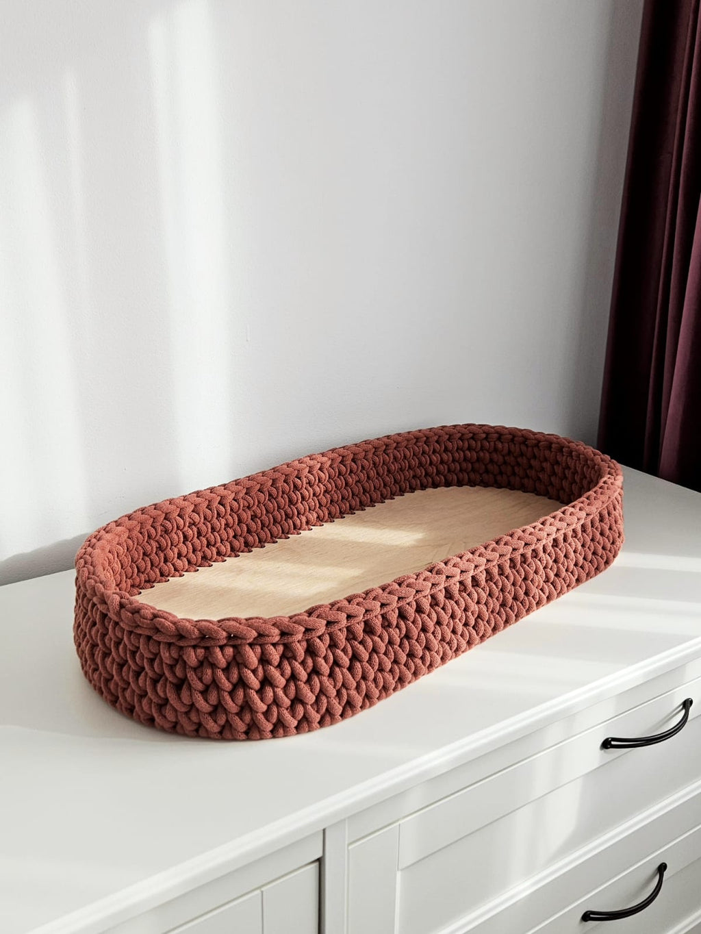 Cos crosetat pentru schimbat bebelusi, culoare wine red, cu baza din lemn stabila.