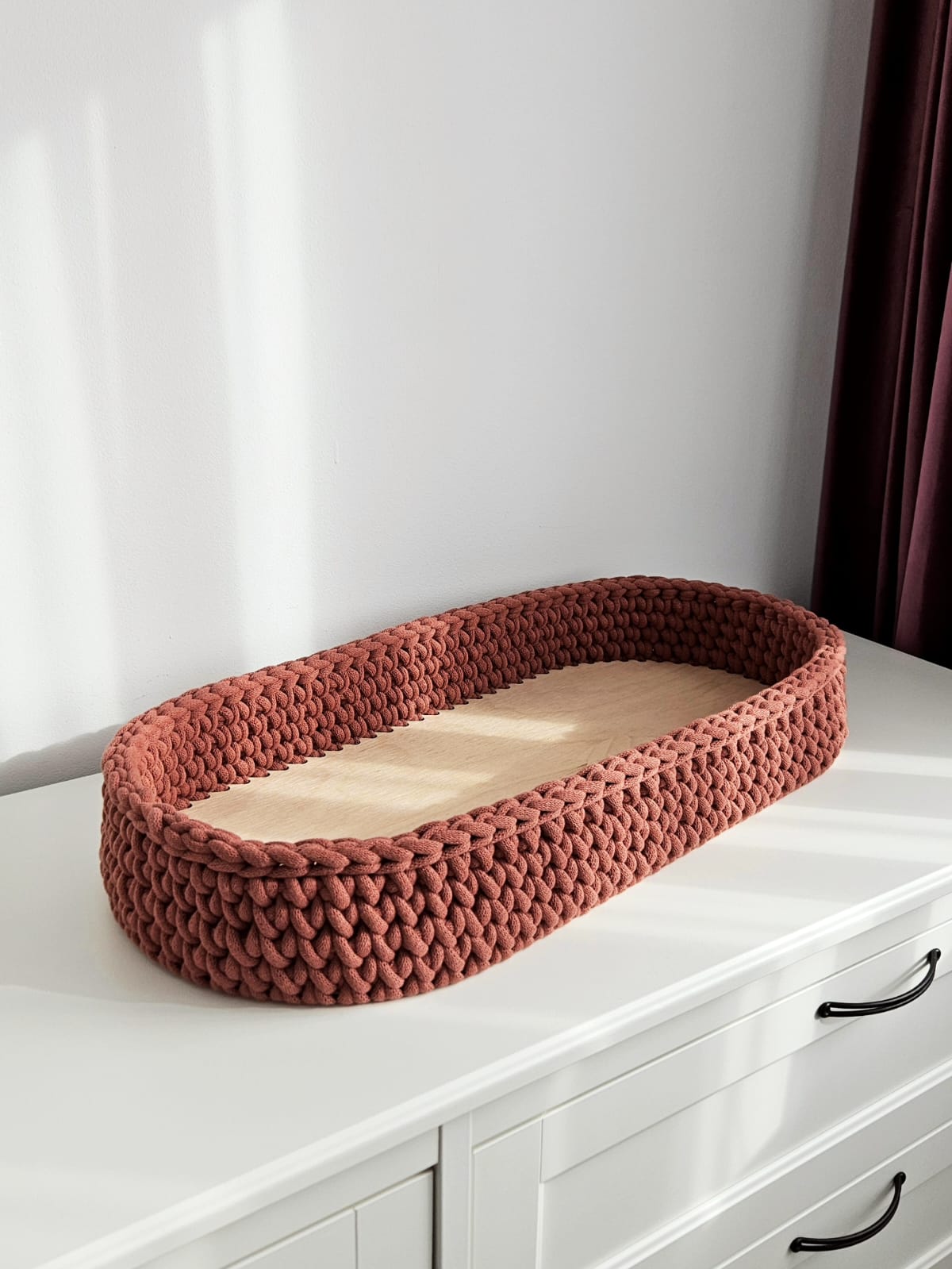 Cos crosetat pentru schimbat bebelusi, culoare wine red, cu baza din lemn stabila.