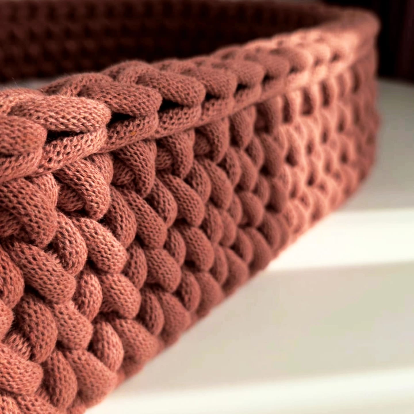 Detaliu impletitura cos crosetat pentru schimbat bebelusi, fir gros Oeko-Tex, culoare wine red.