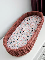 Cos crosetat pentru schimbat bebelusi, culoare Sunset, cu salteluta florala, realizat manual din fir Oeko-Tex.