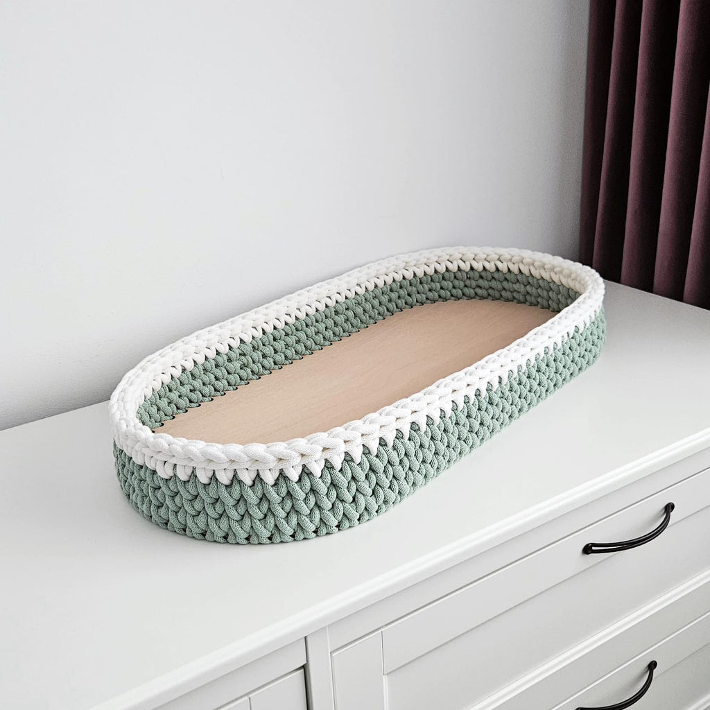 Cos crosetat pentru schimbat bebelusi, culoare off white - green, realizat manual din fir Oeko-Tex.