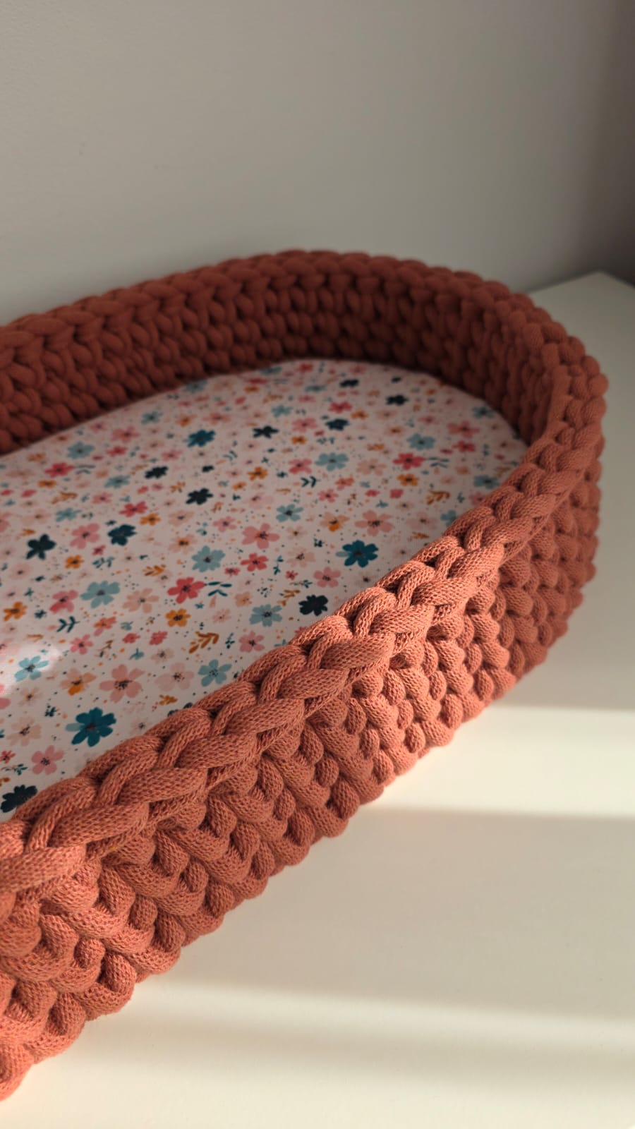 Cos crosetat pentru schimbat bebelusi cu salteluta detasabila, culoare wine red, realizat manual.