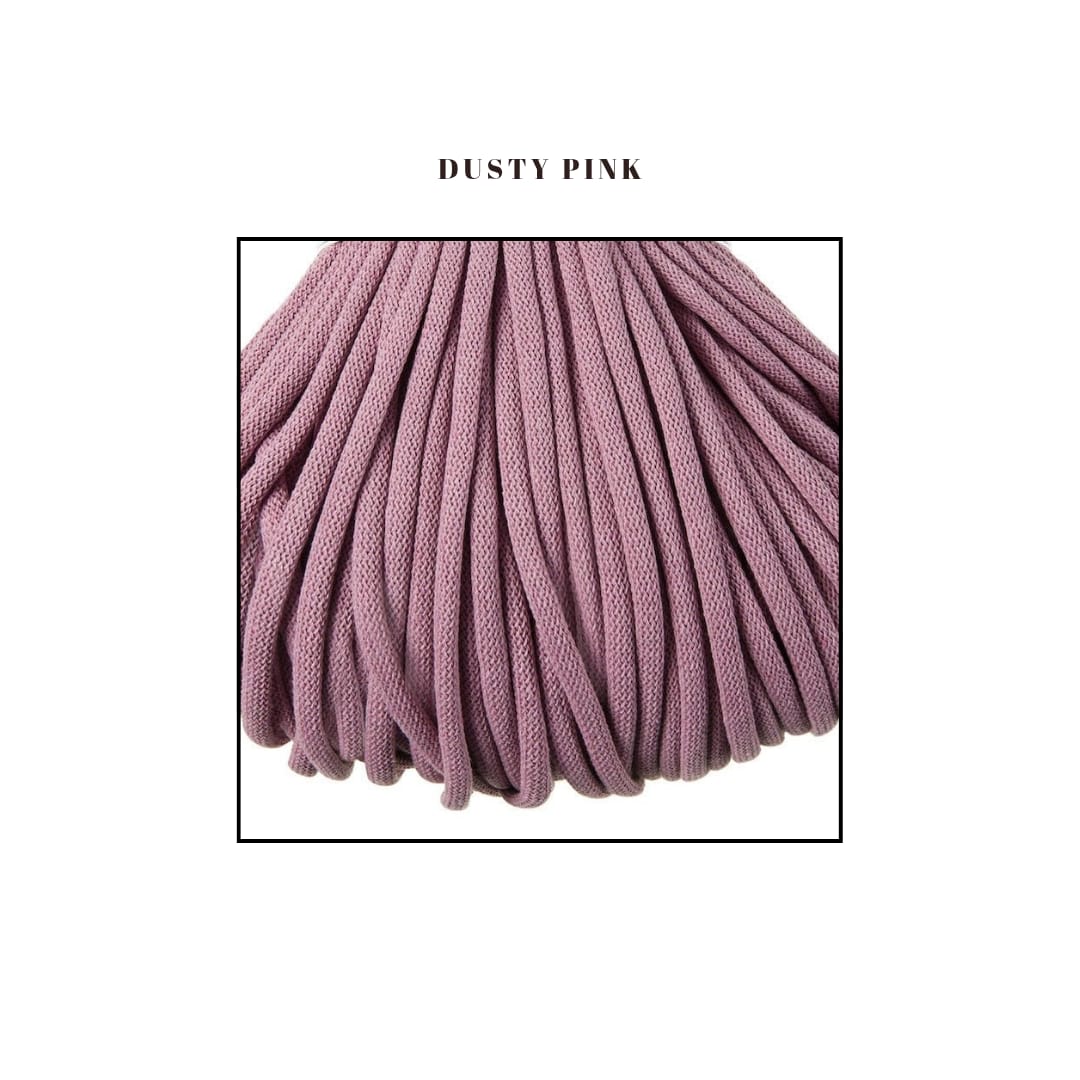Fir textil de culoare dusty pink, gros si moale, ideal pentru cosuri crosetate premium pentru bebelusi. Textura densa si uniforma, potrivita pentru produse handmade de calitate.