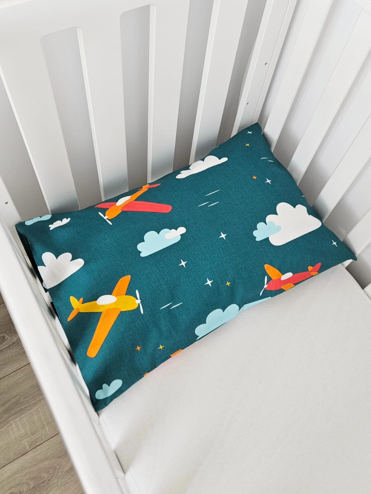 Fata de perna handmade cu imprimeu Airplanes realizata de Misina's Store – model cu avioane pentru camera baietilor