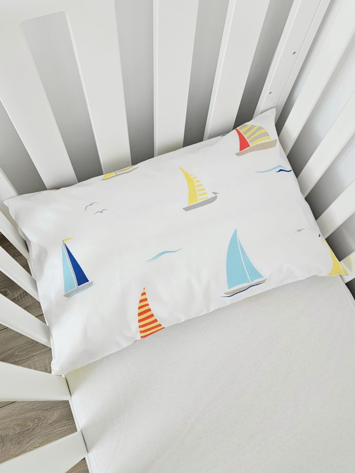 Fata de perna handmade cu imprimeu Baby Boats realizata de Misina's Store – model marin cu barcute pentru camera copilului