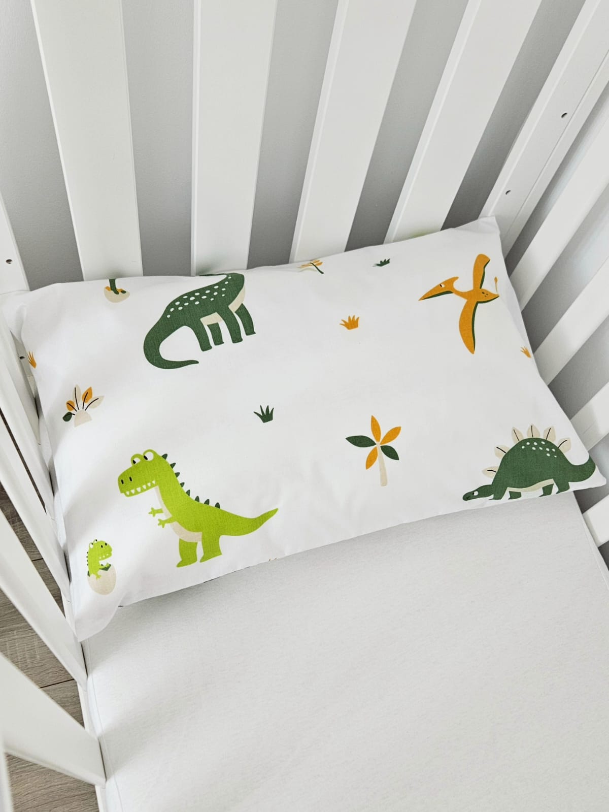 Fata de perna handmade cu imprimeu Dino realizata de Misina's Store – model vesel pentru camera copilului