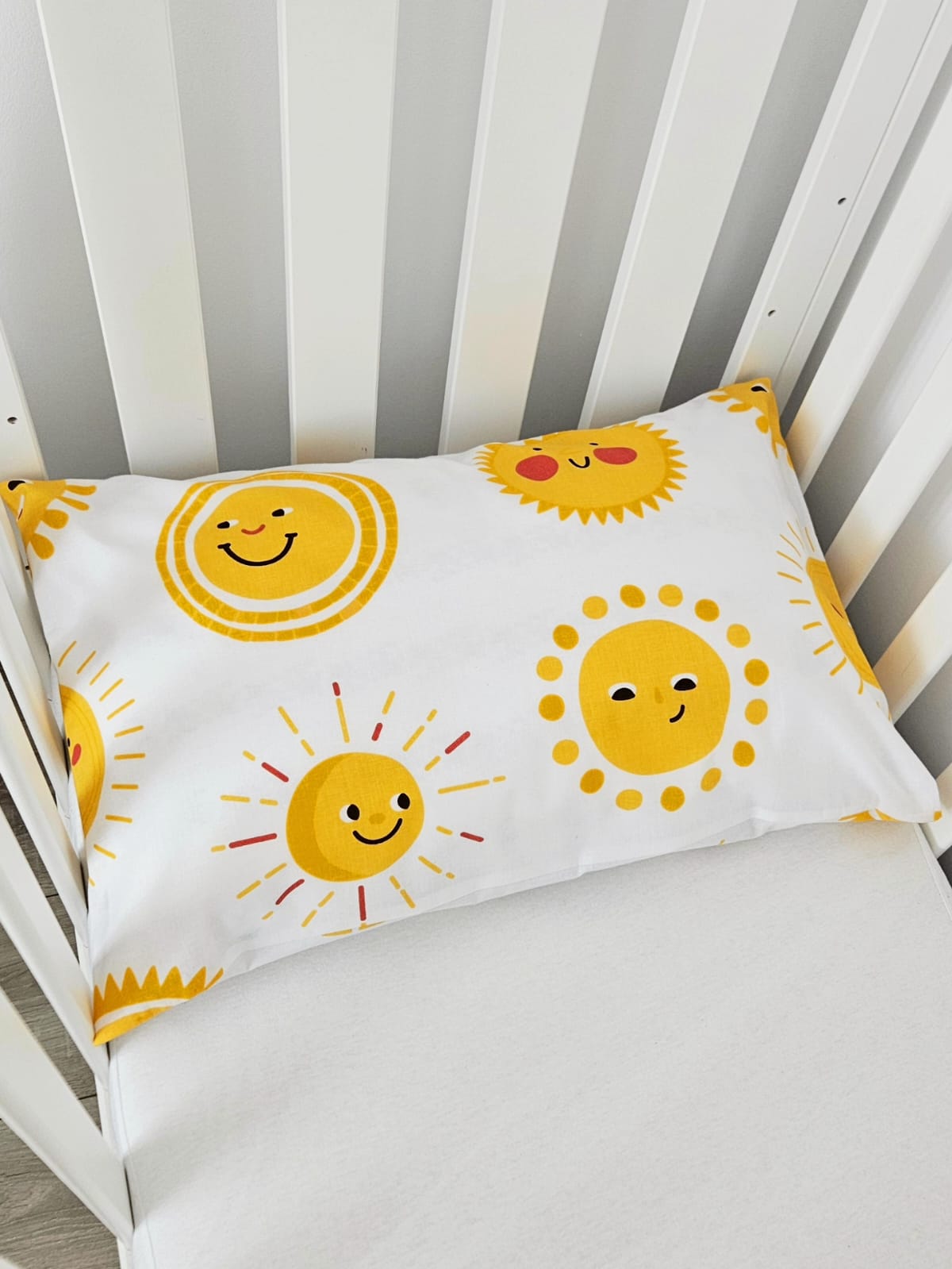 Fata de perna handmade cu imprimeu Sun realizata de Misina's Store – accesoriu pentru camera copilului