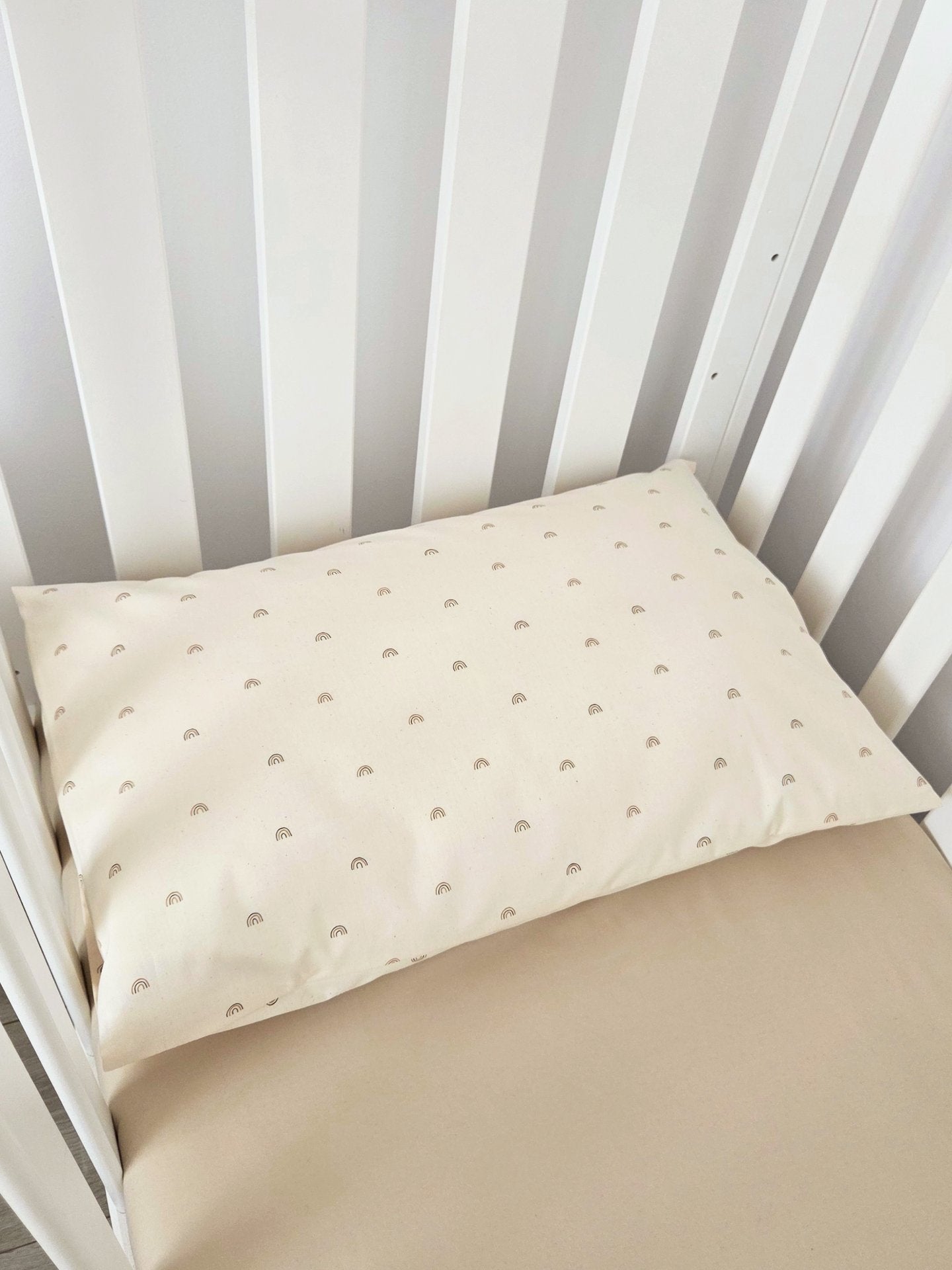 Fata de perna premium din bumbac 100% pentru copii, cu imprimeu natural rainbows, dimensiune 40x60 cm
