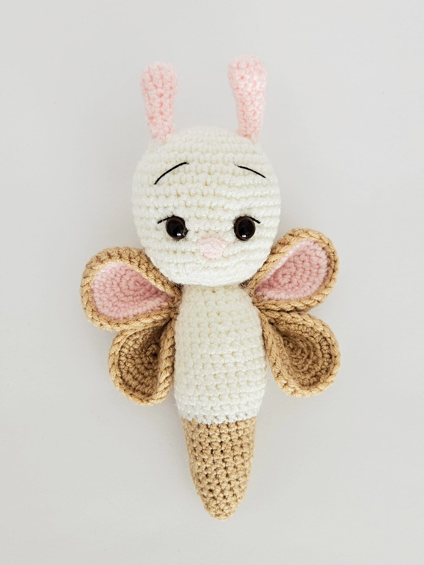 Fluturas crosetat multicolor, realizat de Misina's Store – jucarie decorativa pentru copii