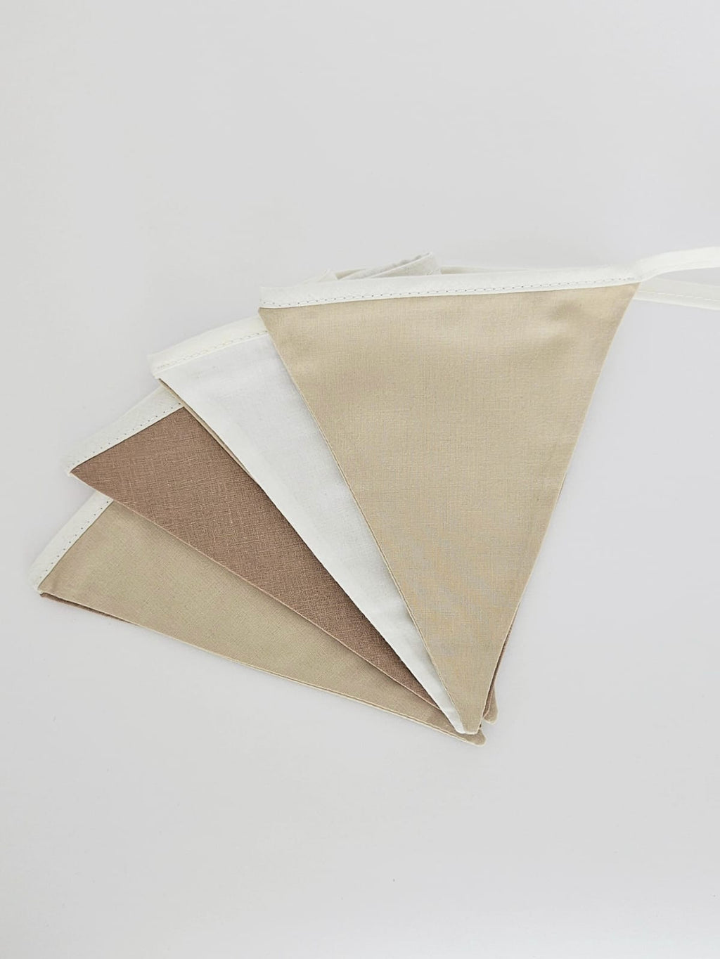 Ghirlanda decorativa nuante de bej, realizata de Misina's Store – vedere completa