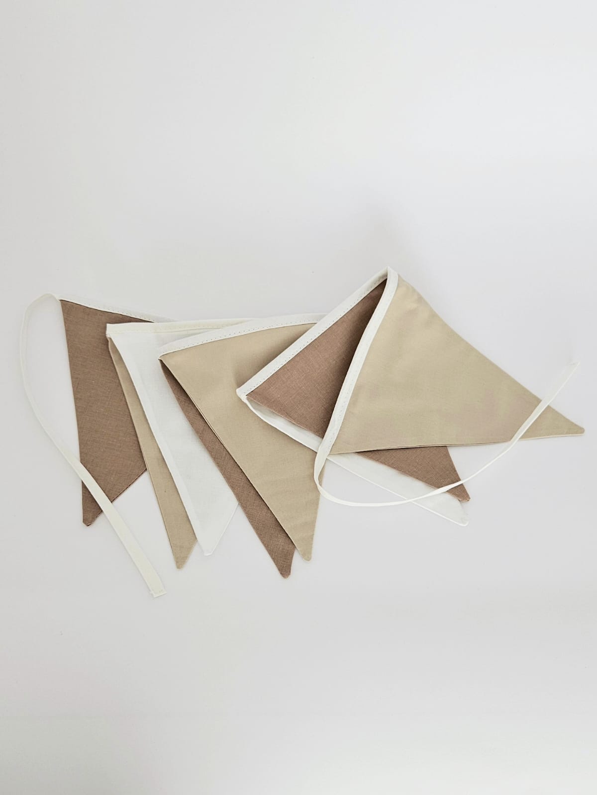 Detaliu ghirlanda decorativa nuante de bej, realizata de Misina's Store