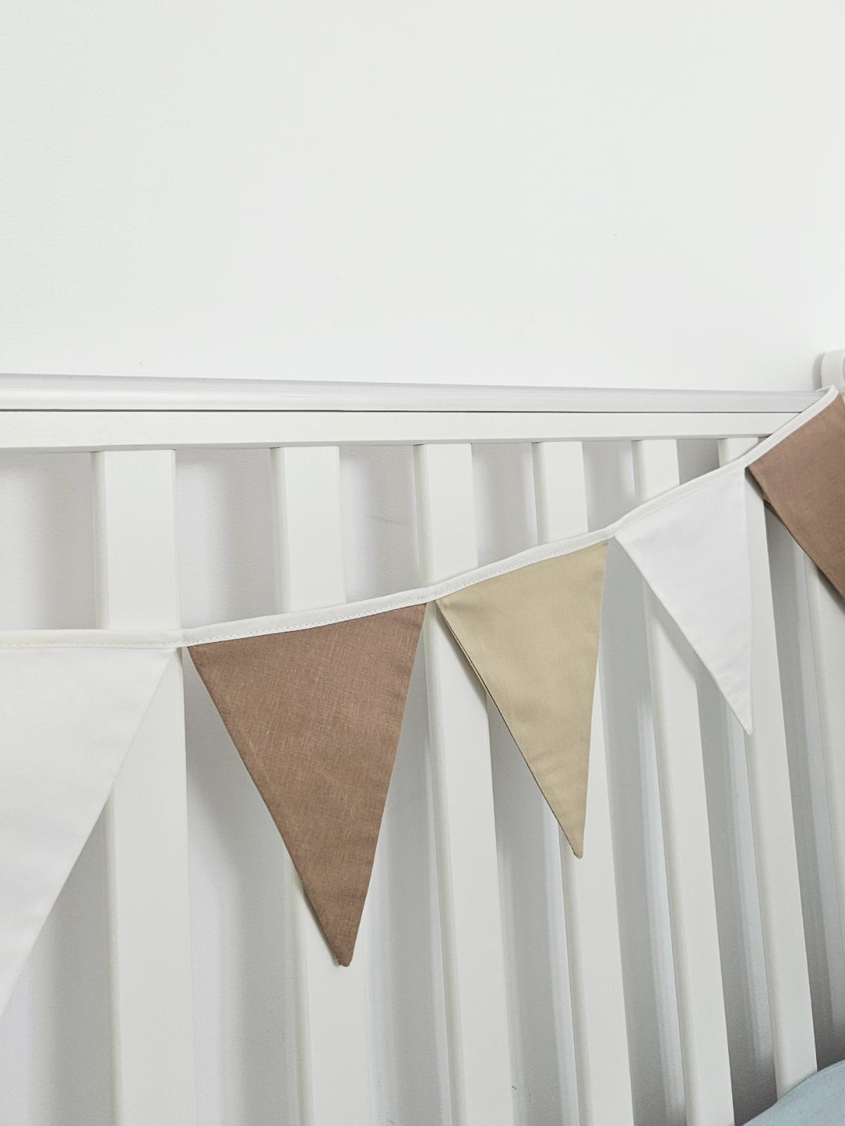 Ghirlanda decorativa nuante de bej utilizata in decor camera copilului, realizata de Misina's Store