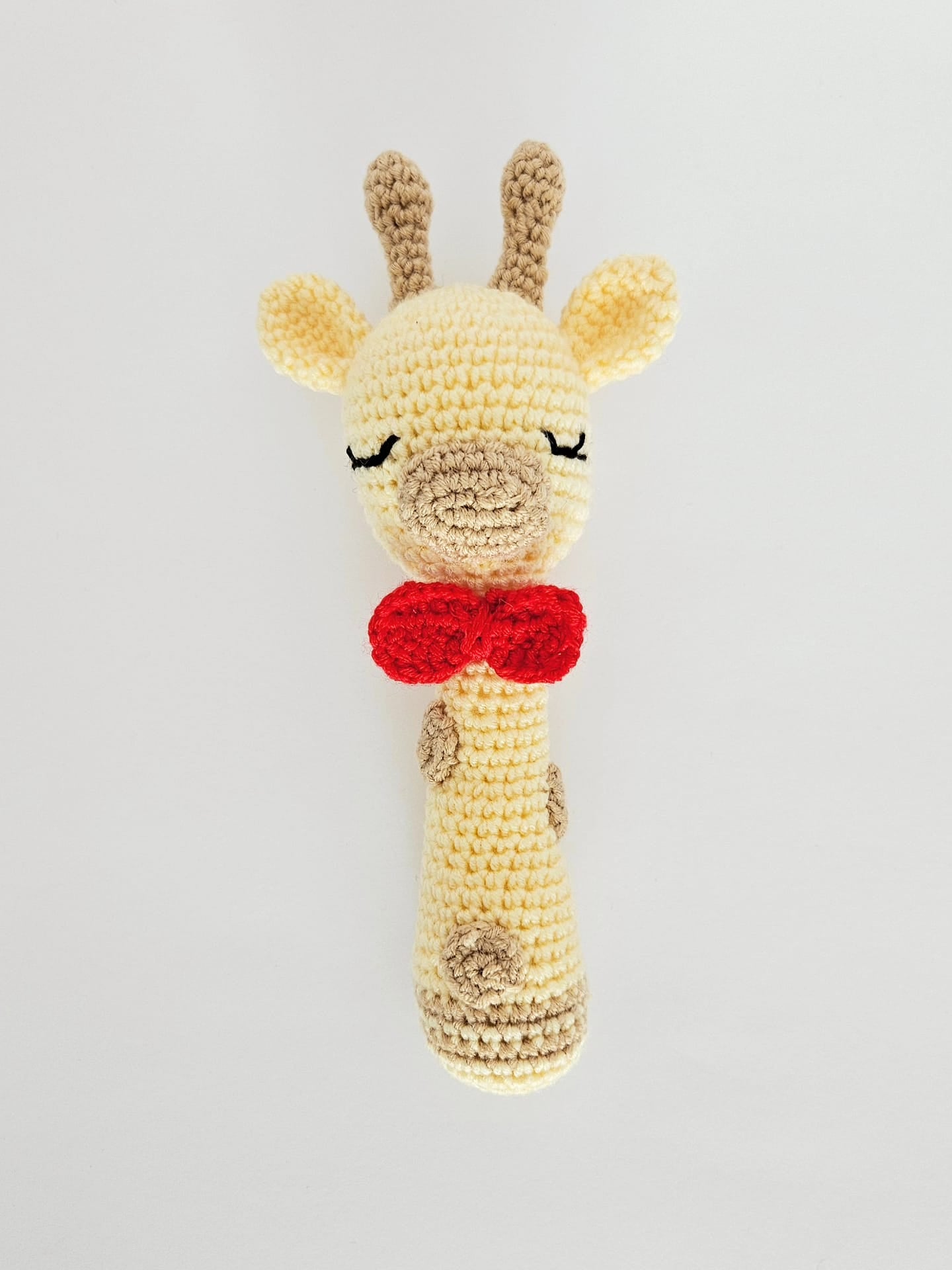 Girafă croșetată handmade din bumbac galben și maro, perfectă ca decor pentru camera copilului sau cadou de botez