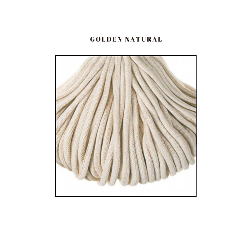 Fir textil de culoare golden natural, gros si moale, ideal pentru cosuri crosetate premium pentru bebelusi. Textura densa si uniforma, potrivita pentru produse handmade de calitate.