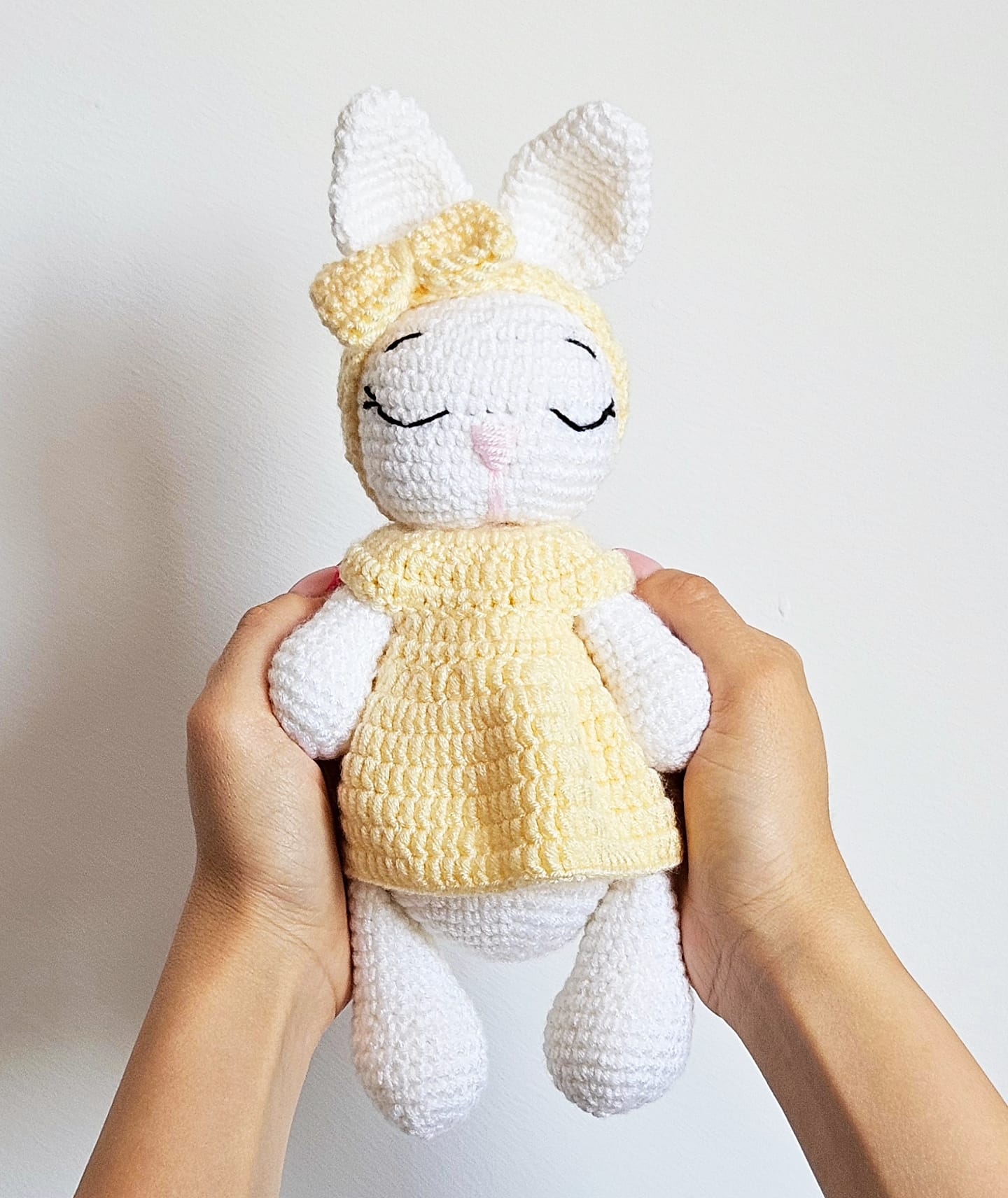 Iepuras crosetat cu rochie galbena pentru fetite, realizat de Misina's Store – jucarie decorativa pentru copii