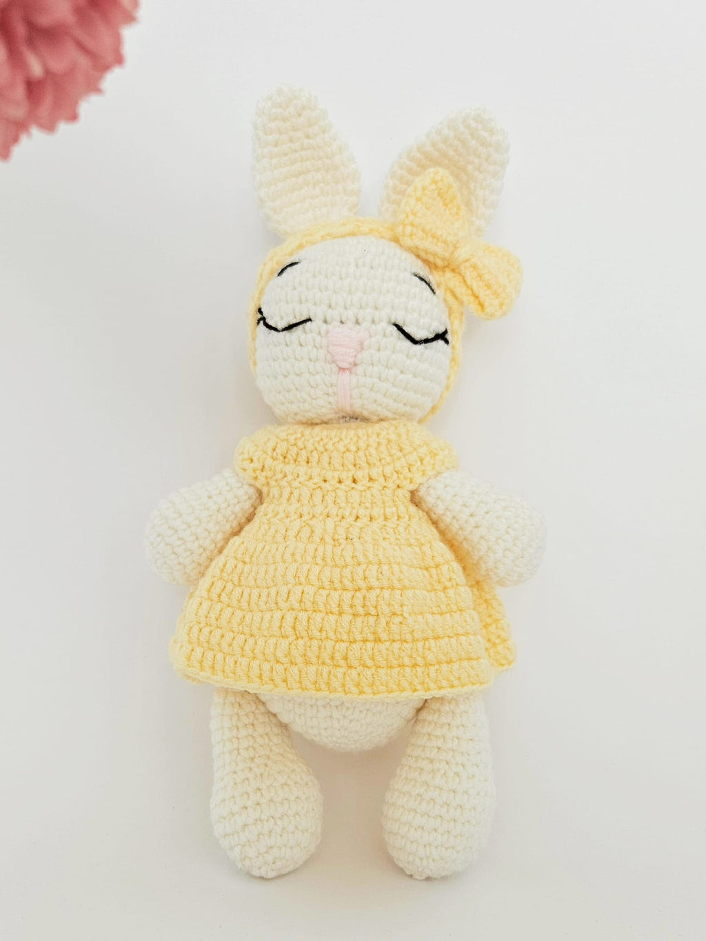 Iepuras tricotat sau crosetat cu rochie galbena, realizat de Misina's Store – jucarie decorativa pentru copii