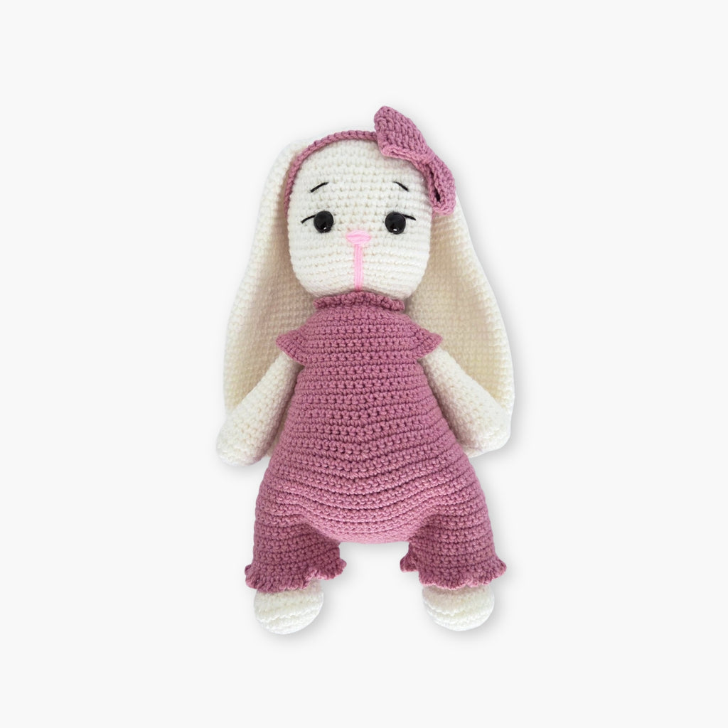 Iepuras tricotat sau crosetat cu salopeta roz, realizat de Misina's Store – figurina decorativa pentru copii