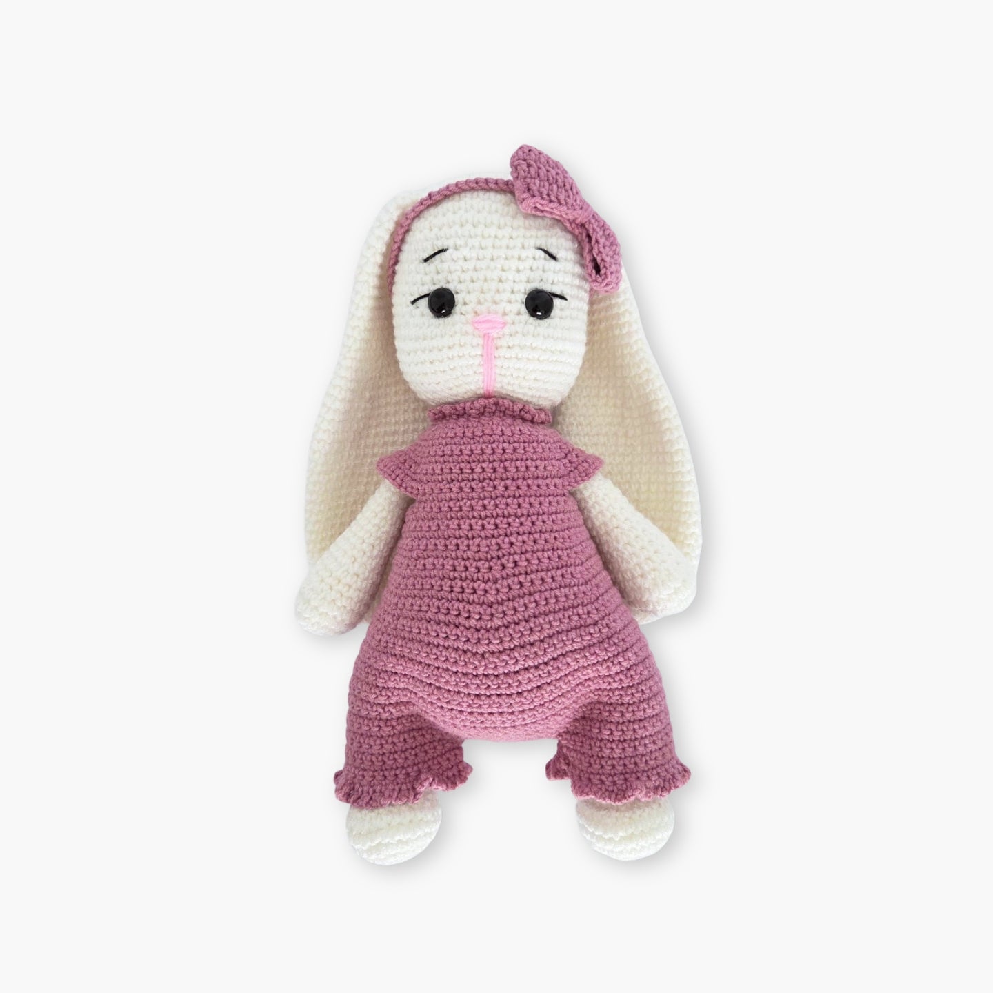 Iepuras tricotat sau crosetat cu salopeta roz, realizat de Misina's Store – figurina decorativa pentru copii