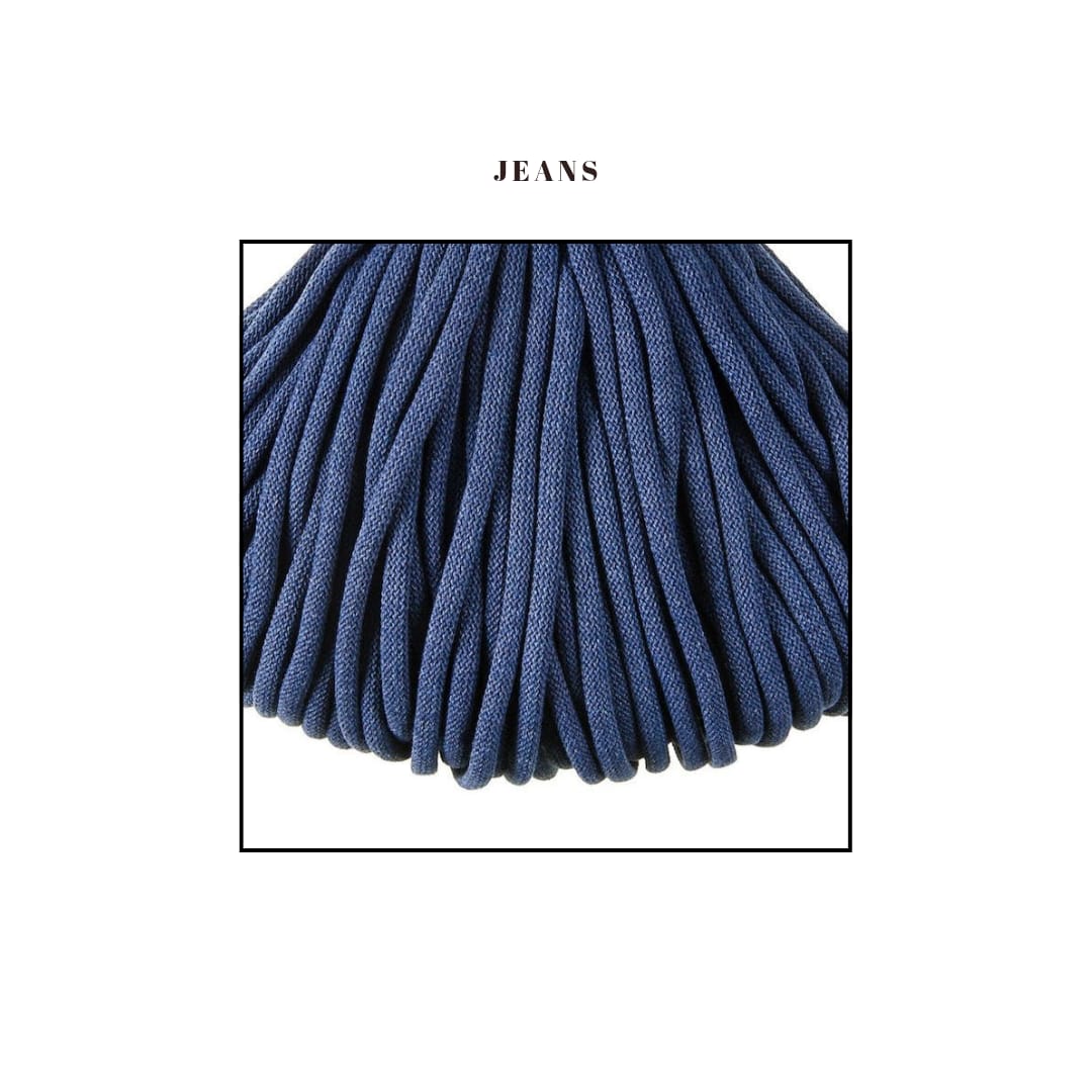 Fir textil de culoare jeans, gros si moale, ideal pentru cosuri crosetate premium pentru bebelusi. Textura densa si uniforma, potrivita pentru produse handmade de calitate.