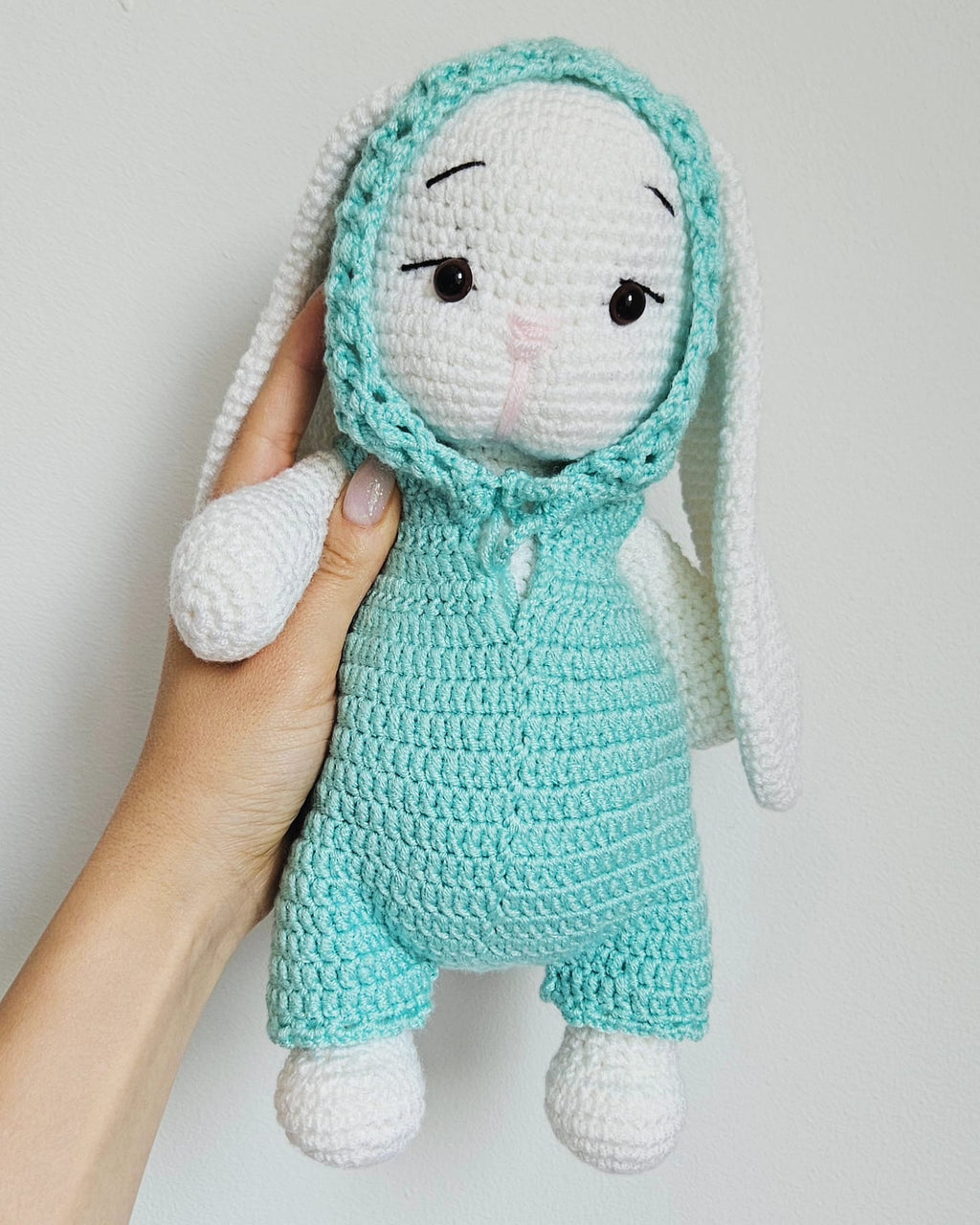 Detaliu jucarie iepurat crosetat White – Turquoise, cu urechi lungi, realizata de Misina's Store