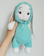 Detaliu jucarie iepurat crosetat White – Turquoise, cu urechi lungi, realizata de Misina's Store