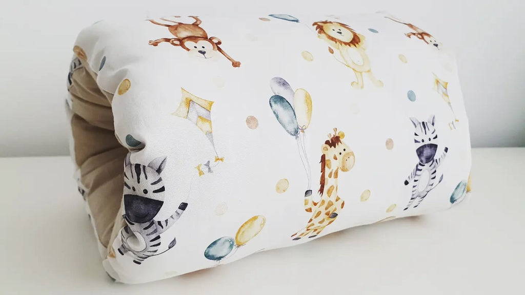 Detaliu imprimeu Zoo Animals pe manson alaptare, realizat de Misina's Store – confortabil si practic pentru mamici