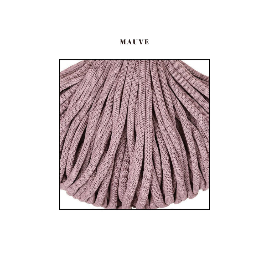 Fir textil de culoare mauve, gros si moale, ideal pentru cosuri crosetate premium pentru bebelusi. Textura densa si uniforma, potrivita pentru produse handmade de calitate.