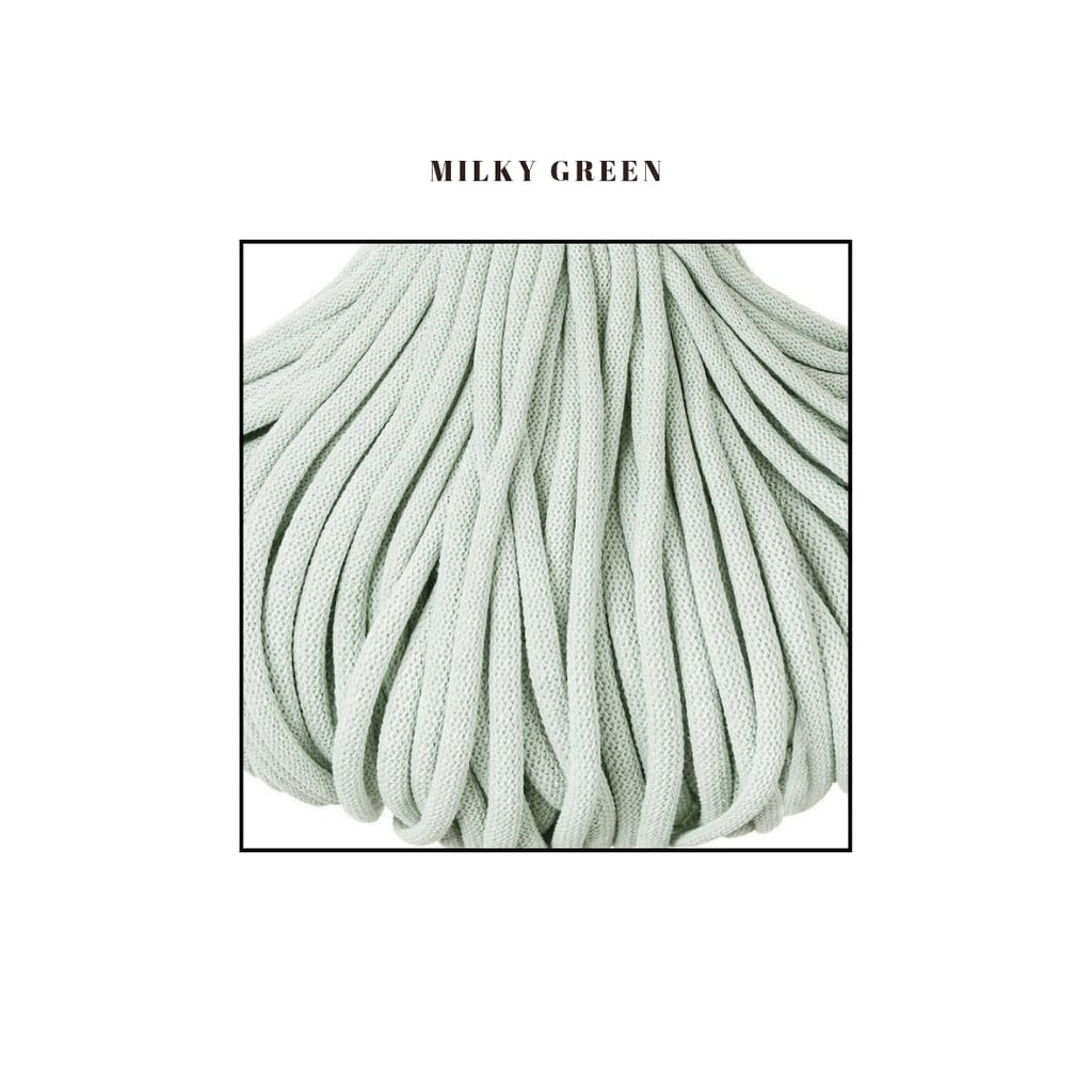 Fir textil de culoare milky green, gros si moale, ideal pentru cosuri crosetate premium pentru bebelusi. Textura densa si uniforma, potrivita pentru produse handmade de calitate.