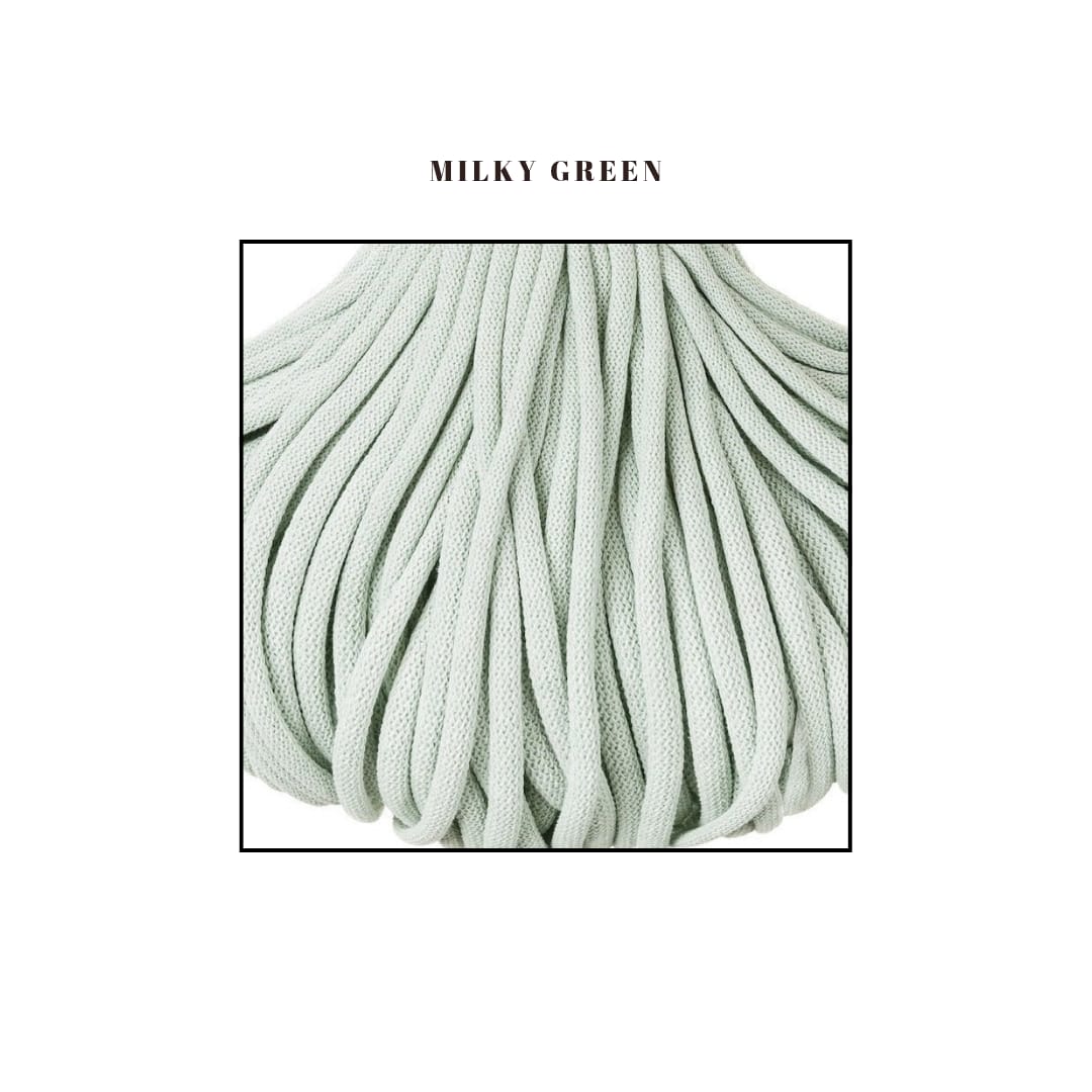 Fir textil de culoare milky green, gros si moale, ideal pentru cosuri crosetate premium pentru bebelusi. Textura densa si uniforma, potrivita pentru produse handmade de calitate.